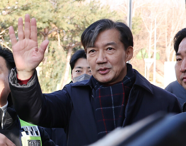 자녀 입시 비리와 청와대 감찰 무마 등 혐의로 기소돼 징역 2년 형이 확정된 조국혁신당 조국 전 대표가 16일 오전 경기도 의왕 서울구치소 앞에서 수감되기 전 지지자들을 향해 손을 흔들고 있다. 2024.12.16. 연합뉴스