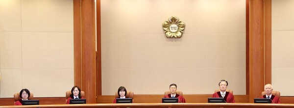 윤석열 대통령 탄핵소추안이 14일 국회에서 가결되면서 헌법재판소가 현재 '6인 체제'에서 탄핵심판 결론을 내릴 수 있을지, 조기에 '9인 체제'로 복귀할지 관심이 쏠린다. 사진은 지난 10일 헌법재판소 대심판정에서 열린 공개변론. 왼쪽부터 김복형, 정정미, 이미선 재판관, 문형배 헌법재판소장 권한대행, 김형두, 정형식 재판관. 연합뉴스