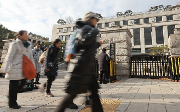 헌법재판소는 14일 윤석열 대통령에 대한 국회의 탄핵소추의결서를 접수하고 탄핵심판 절차를 시작했다. 문형배 헌법재판소장 권한대행은 사건 접수 직후 곧바로 