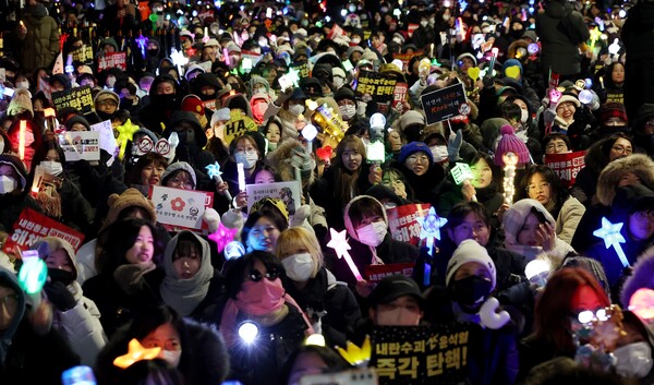 '윤석열 즉각 퇴진·사회대개혁 비상행동' 주최로 지난 13일 오후 서울 영등포구 국회의사당 인근에서 열린 탄핵소추안 국회 통과 촉구 촛불집회에서 참가자들이 응원봉을 들고 집회에 참여하고 있다. 연합뉴스