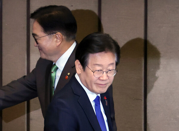 더불어민주당 이재명 대표가 14일 국회에서 열린 본회의에서 윤석열 대통령 탄핵소추안 투표가 진행되는 동안 우원식 국회의장과 악수한 뒤 이동하고 있다. 2024.12.14 연합뉴스