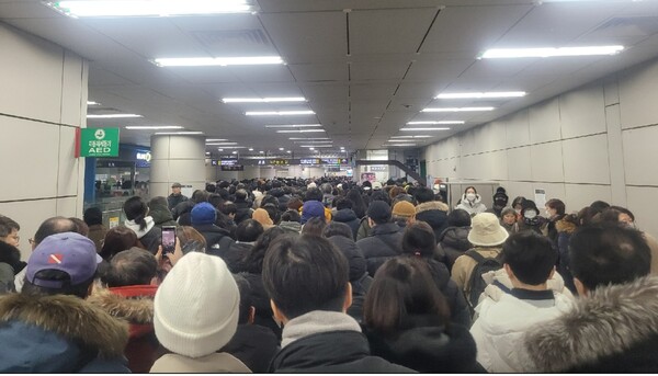 윤석열 탄핵안 표결하던 12월 14일 낮 서울 국회의사당역. 송요훈 사진