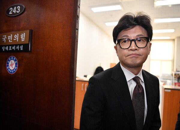 16일 서울 여의도 국회에서 당 대표 사퇴 의사를 밝힌 국민의힘 한동훈 대표가 국회를 나서고 있다. 2024.12.16 [국회사진기자단] 연합뉴스