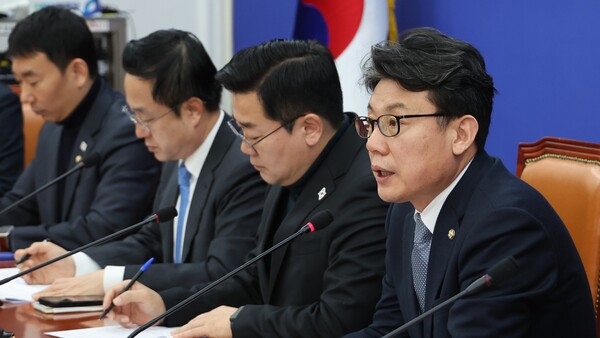 더불어민주당 진성준 정책위의장이 17일 오전 서울 여의도 국회에서 열린 원내대책회의에서 발언하고 있다. 2024.12.17. 연합뉴스