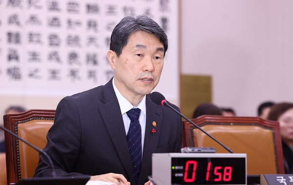 17일 서울 여의도 국회에서 열린 법제사법위원회 전체회의에서 이주호 사회부총리 겸 교육부 장관이 의원질의에 답변하고 있다. 2024.12.17 연합뉴스