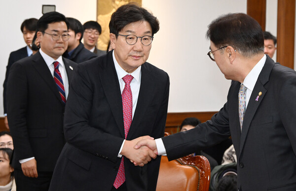 권성동 대표 권한대행 겸 원내대표가 17일 오후 서울 여의도 국회에서 열린 국회의장 주재 양당 원내대표 회동에서 우원식 국회의장과 악수하고 있다. 2024.12.17. 연합뉴스