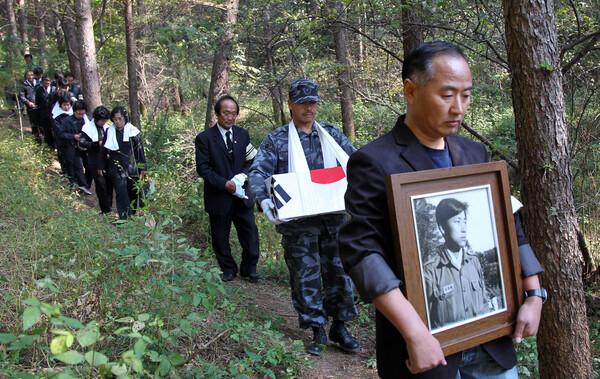 강원 양구군 양구읍 최북단 한전리의 한 야산에서 52년 전 북파공작원으로 특수임무를 수행하다 전사한 고 김훈제 대원의 유해를 유가족과 특수임무유공자회 회원들이 옮기고 있다. 2011.10.6. 연합뉴스 