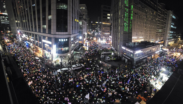 11일 오후 서울 여의도 국회 앞에서 열린 윤석열 대통령 탄핵 촉구 촛불 집회 참가 시민들이 촛불과 응원봉을 들고 국민의힘 당사를 향해 행진하고 있다. 2024.12.11. 연합뉴스