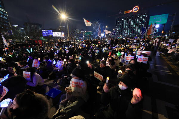 16일 오후 서울 종로구 경복궁 동십자각 인근에서 '윤석열즉각퇴진·사회대개혁 비상행동'이 연 '윤석열 즉각 파면·처벌! 사회대개혁! 시민대행진'에서 참가자들이 헌법재판소의 윤석열 대통령 파면을 촉구하며 응원봉을 흔들고 있다. 2024.12.16 연합뉴스