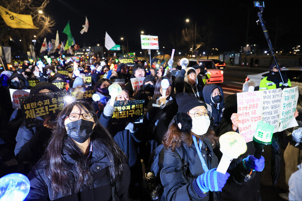16일 오후 서울 종로구 경복궁 동십자각 인근에서 '윤석열즉각퇴진·사회대개혁 비상행동' 주최로 열린 윤석열 대통령 파면 및 처벌 촉구 대행진에서 참가자들이 헌법재판소 방향으로 행진하고 있다. 2024.12.16 연합뉴스