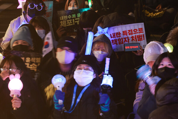 16일 오후 서울 종로구 경복궁 동십자각 인근에서 '윤석열즉각퇴진·사회대개혁 비상행동'이 연 '윤석열 즉각 파면·처벌! 사회대개혁! 시민대행진'에서 참가자들이 헌법재판소의 윤석열 대통령 파면을 촉구하며 응원봉을 흔들고 있다. 2024.12.16 연합뉴스