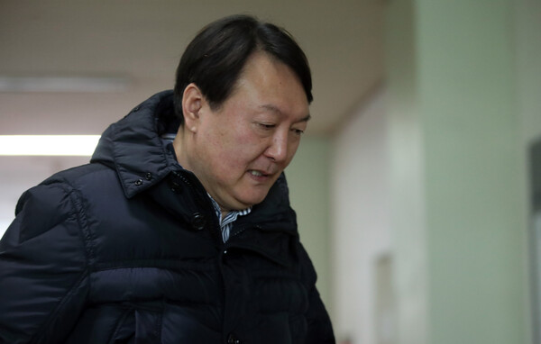 박근혜 대통령 국정농단 특별검사팀의 윤석열 수사팀장이 11일 서울 강남구 대치동 사무실로 출근하고 있다. 2017.2.11 연합뉴스