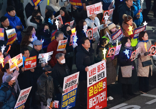 11일 오후 인천시 미추홀구 윤상현 국회의원 지역 사무실 맞은편에서 더불어민주당 인천시당 관계자와 시민 등이 윤상현 의원 사퇴를 촉구하는 피켓을 들고 있다. 2024.12.11. 연합뉴스