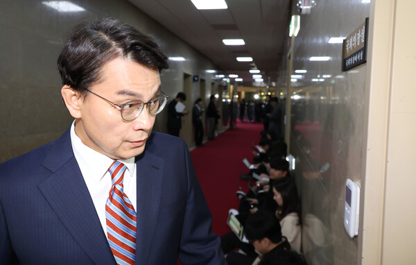 국민의힘 윤상현 의원 등 중진의원들이 11일 오후 우원식 국회의장실을 항의 방문하고 있다. 2024.12.11. 연합뉴스