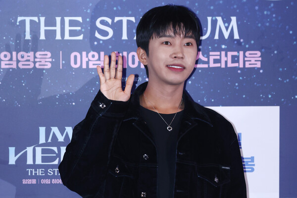 가수 임영웅이 22일 오후 서울 용산구 CGV용산아이파크몰에서 열린 영화 '임영웅 | 아임 히어로 더 스타디움' 언론시사회 및 무대인사에서 포즈를 취하고 있다. 2024.8.22. 연합뉴스