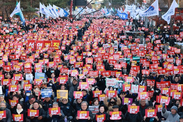 7일 오후 서울 여의도 국회 앞에서 열린 '내란죄 윤석열 퇴진! 국민주권 실현! 사회대개혁! 범국민촛불대행진'에서 참가자들이 구호를 외치고 있다. 2024.12.7