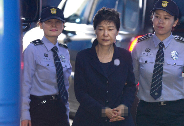 삼성 등 대기업에서 총 592억원의 뇌물을 받거나 요구·약속한 혐의 등으로 구속기소 된 전직 대통령 박근혜 씨가 23일 오후 재판을 마친 후 구치소로 가는 호송차로 향하고 있다. 2017.5.23. 연합뉴스