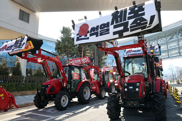 트랙터와 트럭 수십 대를 몰고 상경 행진 중인 전국농민회총연맹 전봉준 투쟁단 소속 농민들이 19일 오후 정부세종청사 농림축산식품부 앞에서 시위를 벌이고 있다. 2024.12.19. 연합뉴스