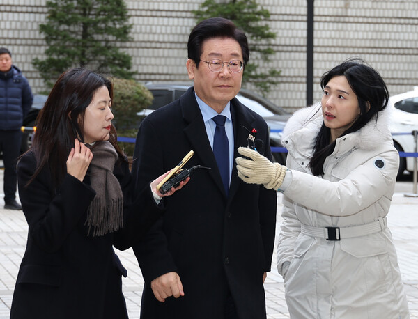 더불어민주당 이재명 대표가 17일 서울 서초구 서울중앙지법에서 열린 '대장동 배임·성남FC 뇌물' 관련 1심 속행 공판에 출석하며 법정으로 향하고 있다. 2024.12.17. 연합뉴스