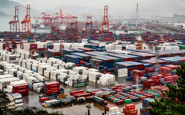 1일 오전 부산항 신선대·감만부두에 수출입 화물이 쌓여있다. 2024.11.1. 연합뉴스