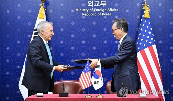 지난달 한·미 방위비분담특별협정 서명식에서 만난 조태열 장관과 골드버그 대사. 2024.12.14. 연합뉴스