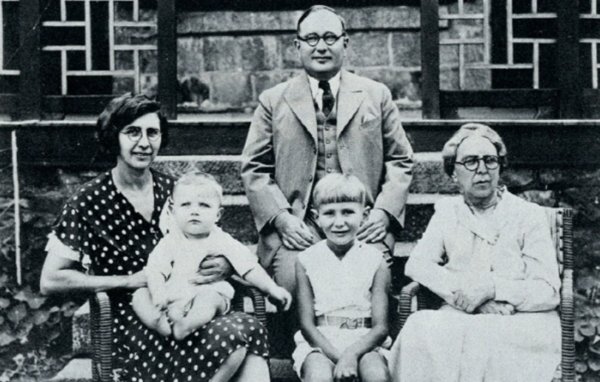 홀(가운데)이 두 자녀와 함께 찍은 가족사진. 왼쪽이 부인 메리언, 오른쪽이 어머니 로제타이다. 