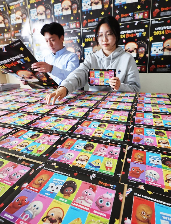 29일 오전 경기도 수원시 팔달구 대한결핵협회 경기도지부에서 직원들이 2024년도 크리스마스 실(seal)을 보여주고 있다. 대한결핵협회는 브레드이발소와 함께 '2024 브레드이발소 실'을 선보이며 결핵 및 호흡기 감염병에 대한 사회적 관심과 적극적인 예방행동을 독려한다. 2024.10.29. 연합뉴스