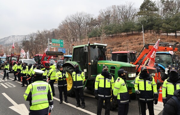  윤석열 대통령 구속 등을 촉구하며 트랙터를 몰고 상경한 전국농민회총연맹 전봉준 투쟁단이 21일 서울 서초구 남태령에서 경찰에 가로막혀 있다. 2024.12.21. 연합뉴스