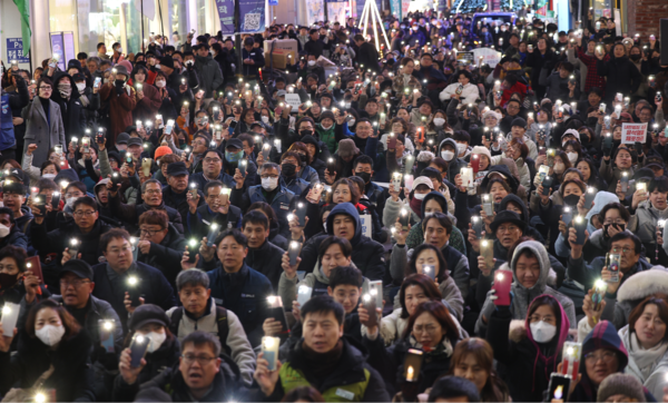  4일 오후 대구 중구 동성로에서 열린 대구시민시국대회에서 참석자들이 윤석열 대통령 퇴진을 촉구하며 휴대전화 불빛을 켜고 있다. 2024.12.4. 연합뉴스