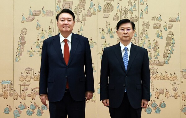 윤석열이 9월 9일 서울 용산 대통령실 청사에서 박종준 신임 대통령 경호처장에게 임명장을 수여한 뒤 기념 촬영을 하고 있다. 2024.9.9 hihong@yna.co.kr 연합뉴스.