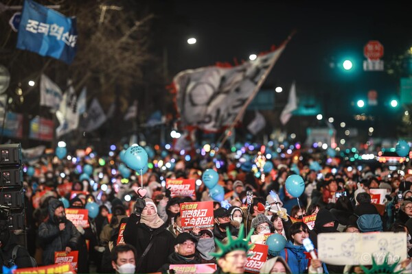 21일 오후 서울 종로구 헌법재판소 앞에서 '윤석열 파면! 국힘당 해산!'을 위한 120차 촛불문화제 12월 전국집중촛불'이 열렸다. 2024.12.21. 이호작가