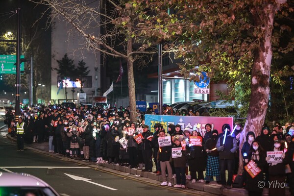 촛불집회장 건너편에까지 시민들이 모여 있다. 2024.12.21. 이호 작가