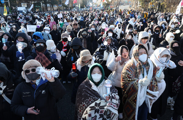 전국농민회총연맹 전봉준 투쟁단이 윤석열 대통령 구속 등을 촉구하며 트랙터 상경 시위에 나섰다가 서울 서초구 남태령에서 20시간 이상 대치를 이어간 22일 서울 서초구 남태령 인근에서 시민들이 구호를 외치고 있다. 2024.12.22. 연합뉴스