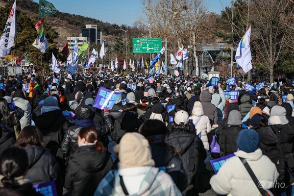 전국농민회총연맹 전봉준 투쟁단이 윤석열 대통령 구속 등을 촉구하며 트랙터 상경 시위에 나섰다가 서울 서초구 남태령에서 28시간 이상 대치를 이어가고 있다. 사진은 22일 오후 서울 서초구 남태령 인근에서 시민들이 경찰을 향해 "차 빼라" 등의 구호를 외치는 모습. 2024.12.22. 이호 작가