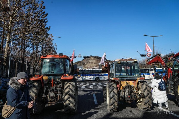 전국농민회총연맹 전봉준 투쟁단이 윤석열 대통령 구속 등을 촉구하며 트랙터 상경 시위에 나섰다가 서울 서초구 남태령에서 28시간 이상 대치를 이어가고 있다. 사진은 22일 오후 서울 서초구 남태령 인근에 세워진 트랙터 모습. 2024.12.22. 이호 작가