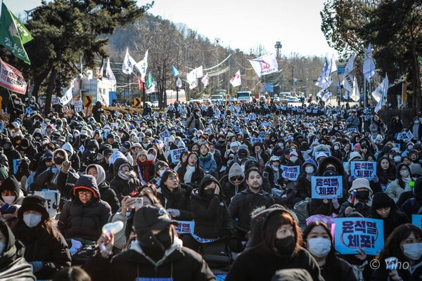 전국농민회총연맹 전봉준 투쟁단이 윤석열 대통령 구속 등을 촉구하며 트랙터 상경 시위에 나섰다가 서울 서초구 남태령에서 28시간 이상 대치를 이어가고 있다. 사진은 22일 오후 서울 서초구 남태령 인근에서 시민들이 경찰을 향해 "차 빼라" 등의 구호를 외치는 모습. 2024.12.22. 이호 작가