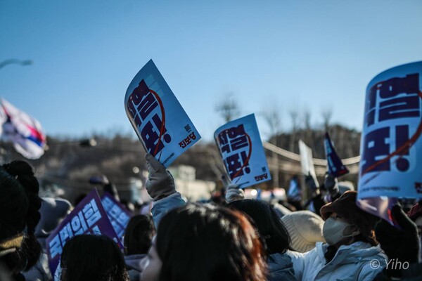 전국농민회총연맹 전봉준 투쟁단이 윤석열 대통령 구속 등을 촉구하며 트랙터 상경 시위에 나섰다가 서울 서초구 남태령에서 28시간 이상 대치를 이어가고 있다. 사진은 22일 오후 서울 서초구 남태령 인근에서 시민들이 경찰을 향해 "차 빼라" 등의 구호를 외치는 모습. 2024.12.22. 이호 작가