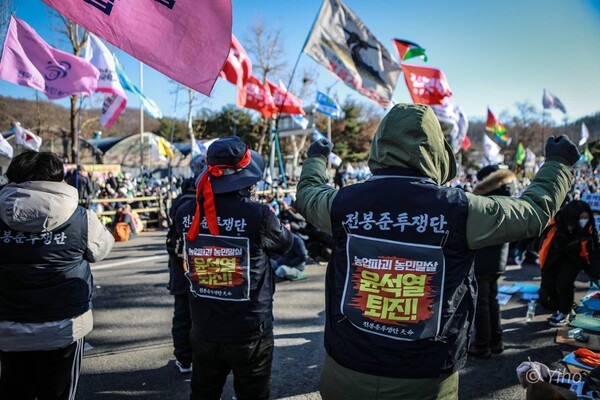 전국농민회총연맹 전봉준 투쟁단이 윤석열 대통령 구속 등을 촉구하며 트랙터 상경 시위에 나섰다가 서울 서초구 남태령에서 28시간 이상 대치를 이어가고 있다. 사진은 22일 오후 서울 서초구 남태령 인근에서 시민들이 경찰을 향해 "차 빼라" 등의 구호를 외치는 모습. 2024.12.22. 이호 작가