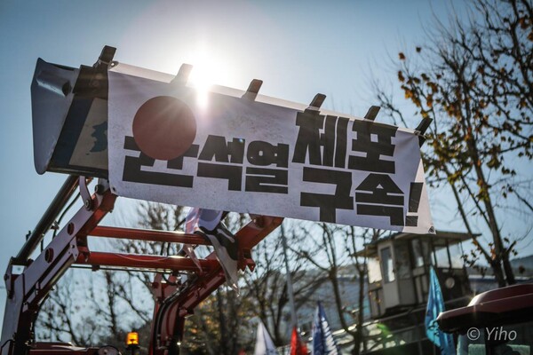 전국농민회총연맹 전봉준 투쟁단이 윤석열 대통령 구속 등을 촉구하며 트랙터 상경 시위에 나섰다가 서울 서초구 남태령에서 28시간 이상 대치를 이어가고 있다. 사진은 22일 오후 서울 서초구 남태령 인근에 세워진 트랙터의 모습. 2024.12.22. 이호 작가