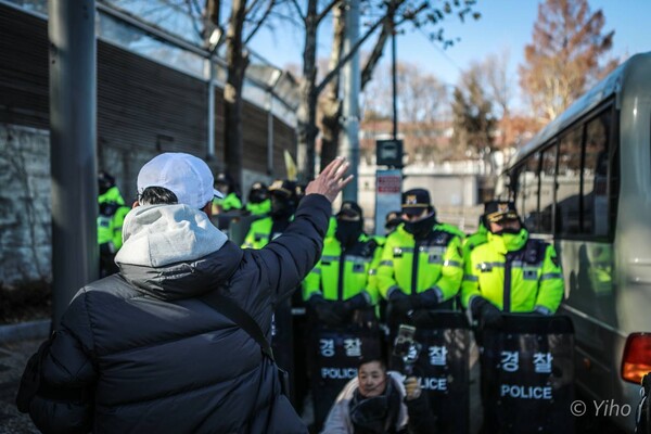 전국농민회총연맹 전봉준 투쟁단이 윤석열 대통령 구속 등을 촉구하며 트랙터 상경 시위에 나섰다가 서울 서초구 남태령에서 28시간 이상 대치를 이어가고 있다. 사진은 22일 오후 서울 서초구 남태령 인근에서 한 시민이 경찰을 향해 "차 빼라"고 외치는 모습. 2024.12.22. 이호 작가