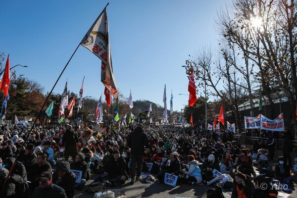 전국농민회총연맹 전봉준 투쟁단이 윤석열 대통령 구속 등을 촉구하며 트랙터 상경 시위에 나섰다가 서울 서초구 남태령에서 28시간 이상 대치를 이어가고 있다. 사진은 22일 오후 서울 서초구 남태령 인근에서 시민들이 경찰을 향해 "차 빼라" 등의 구호를 외치는 모습. 2024.12.22. 이호 작가