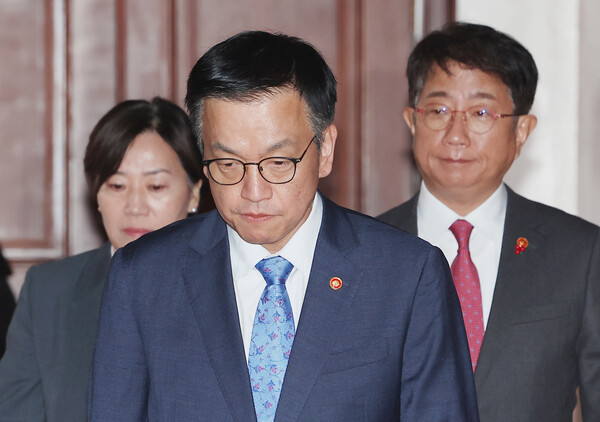 최상목 경제부총리 겸 기획재정부 장관이 18일 오전 정부서울청사에서 열린 경제관계장관회의 겸 투자활성화 장관회의에 참석하고 있다. 왼쪽부터 송미령 농식품부 장관, 최상목 부총리, 박상우 국토교통부 장관. 2024.12.18. 연합뉴스