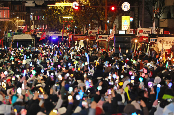 22일 오후 서울 용산구 한강진역에서 열린 '윤석열 대통령 체포·구속 농민 행진 보장 촉구 시민대회'에서 참가자들이 트랙터를 보며 환호하고 있다. 2024.12.22. 연합뉴스