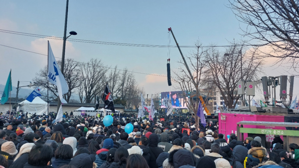 경복궁 동십자각 서쪽 주무대 앞에 운집한 ‘윤석열 파면 범시민대행진’ 참가자 중에도 2030 여성들이 압도적으로 많았다. © 이봉수