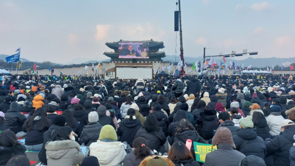 광화문 앞 월대 등 곳곳에 대형 화면이 설치돼 동십자각 앞 주무대에 접근하지 못한 인파가 몰려 있다. © 이봉수