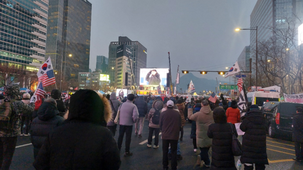 전광훈 목사 등이 주도한 동화면세점 앞 태극기집회. 태극기와 성조기가 나부끼지만 미국은 계엄령에 반대한다는 견해를 분명히 밝혔다. © 이봉수