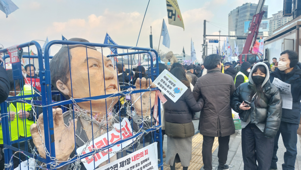 광화문 탄핵 찬성 집회에 등장한 철창에 윤석열의 모형이 갇혀 있다. © 이봉수