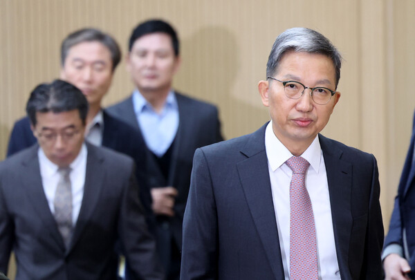 우종수 경찰청 국가수사본부장이 9일 오전 서울 서대문구 경찰청 국수본에서 12·3 계엄 사태 수사 상황 관련 첫 브리핑을 하기 위해 단상으로 향하고 있다. 2024.12.9. 연합뉴스