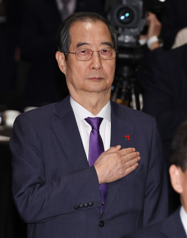 한덕수 대통령 권한대행 국무총리가 23일 서울 용산구 그랜드 하얏트 호텔에서 열린 탄소중립 그랜드 얼라이언스 선언식에서 국민의례를 하고 있다. 2024.12.23. 연합뉴스