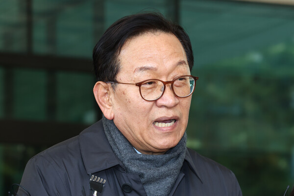 '12·3 비상계엄 사태'로 수사와 탄핵심판을 받게 된 윤석열 대통령의 변호인단 구성에 참여한 석동현 변호사가 19일 오후 서울 서초구 서울고등검찰청 앞에서 입장을 표명하고 있다. 2024.12.19. 연합뉴스